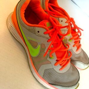 Nike Women's 9.5 Zoom Winflo 2  Running Shoes -